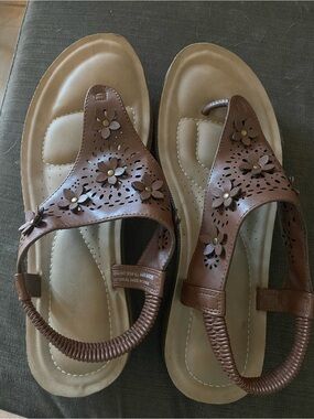 Source Unknown Brown Floral Cutout Slingback Sandals